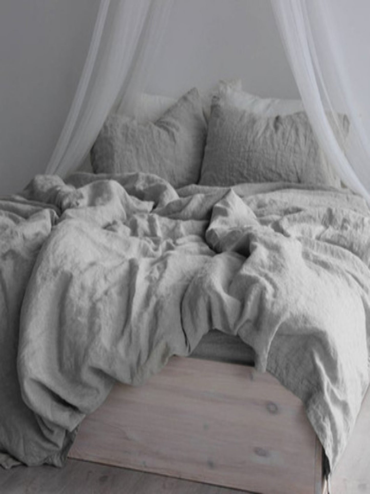 Solid Color Linen Four-Piece Bedding Set - Minimalist Style Quilt and Bed Sheet Set for Dorms