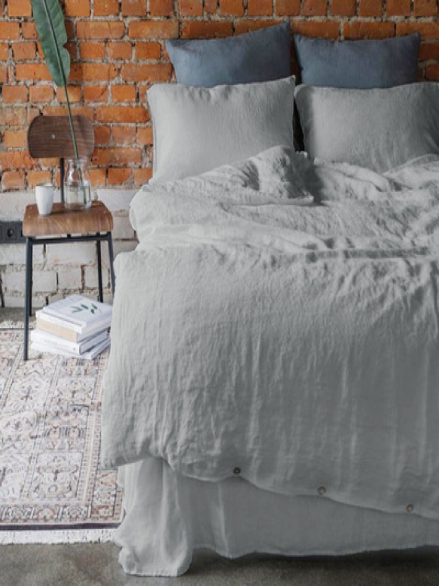 Solid Color Linen Four-Piece Bedding Set - Minimalist Style Quilt and Bed Sheet Set for Dorms
