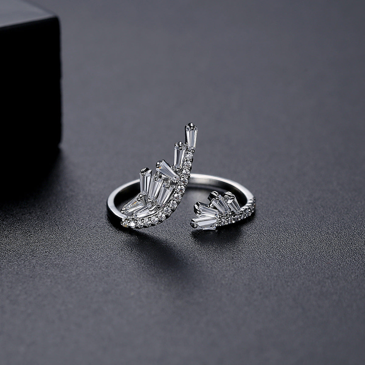 Sparkling Front Opening Cubic Zirconia Wing Ring AAA1115