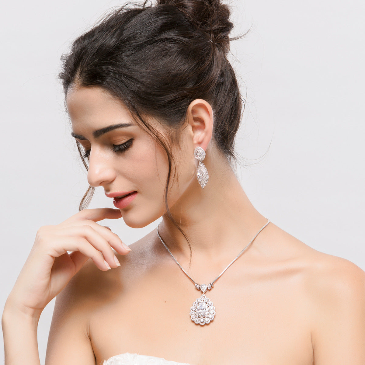 White Gold Plated Teardrop Cubic Zirconia Pendant Chain Necklace AAA2377