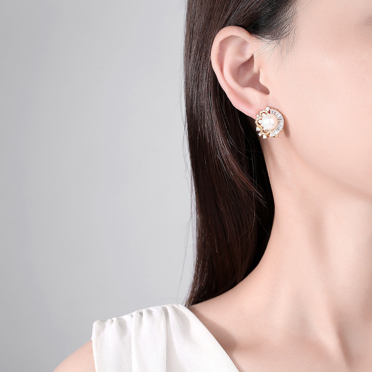 Faux Pearl & Cubic Zirconia Gold Plated Stud Earrings AAA426