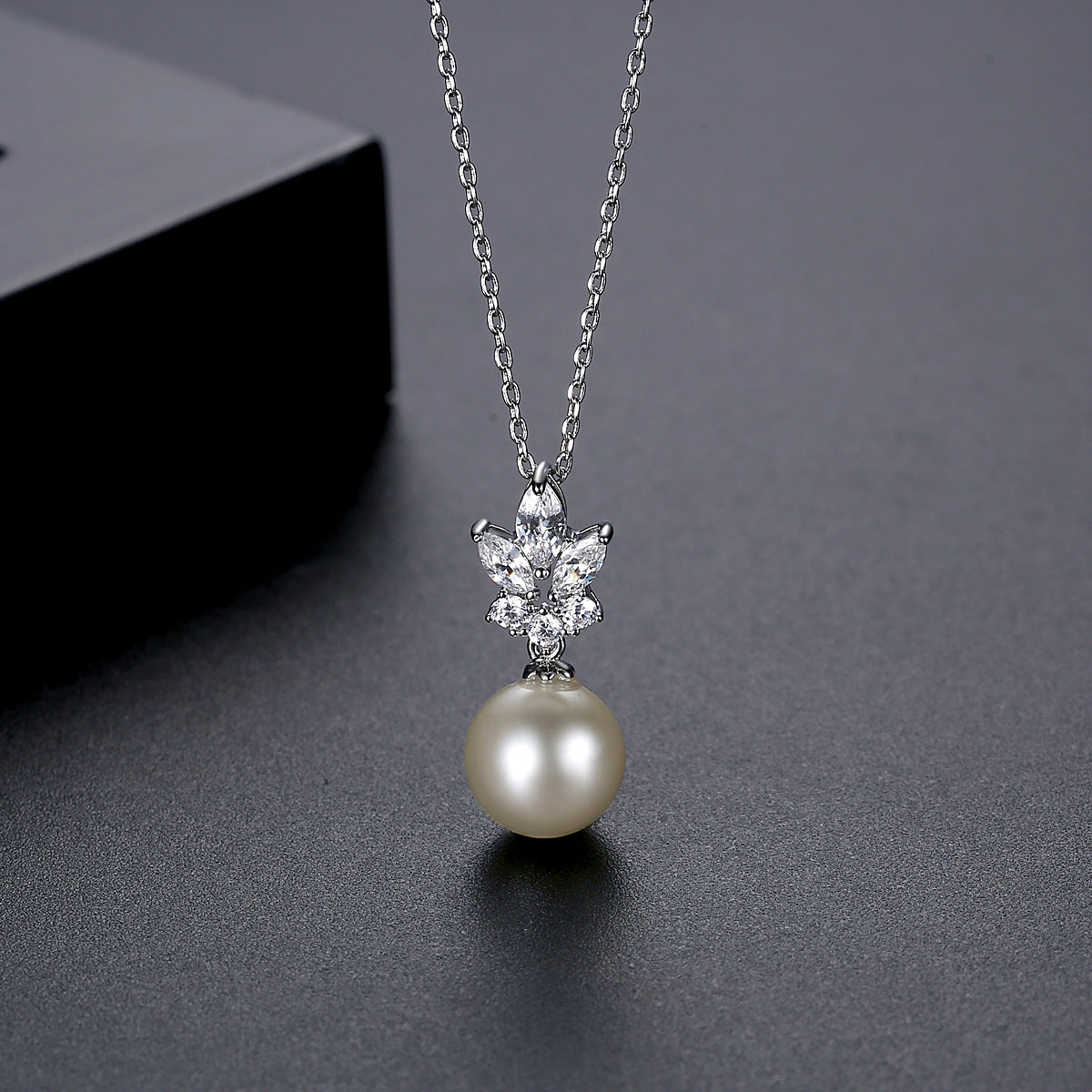 Faux Pearl Cubic Zirconia Pendant Clavicle Chain Necklace AAA807